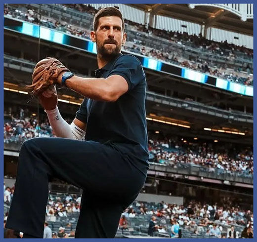 Novak Djokovic lanza primera bola en el Red Sox-Yankees antes de ir por el US Open