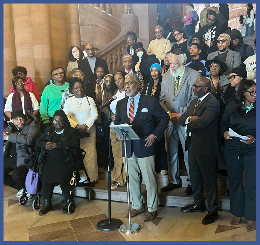 Líderes comunitarios y religiosos exigen acción en Albany para reformar el seguro de auto